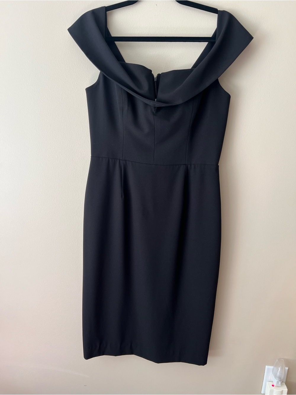 Elegant Black Off-Shoulder Sheath Dress